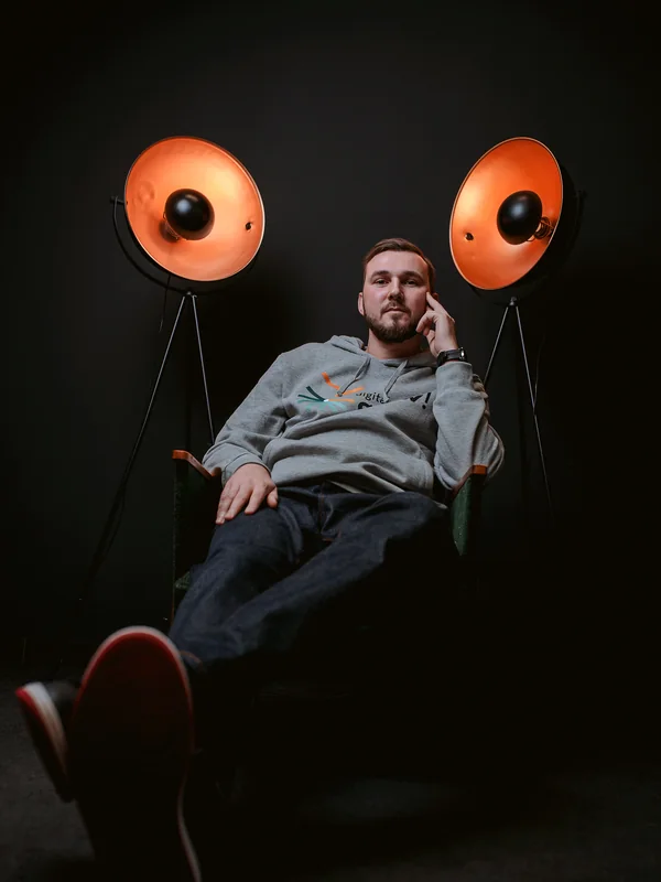 Sebastian Kałuża w studiu digital grow